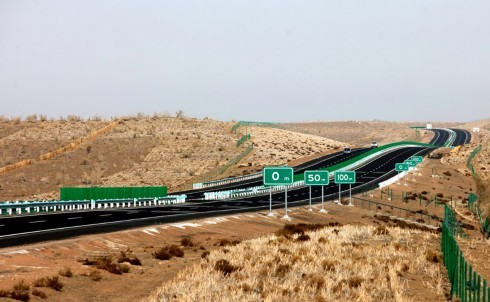 即将通车的新疆首条沙漠高速公路—国道216线五彩湾至大黄山高速公路